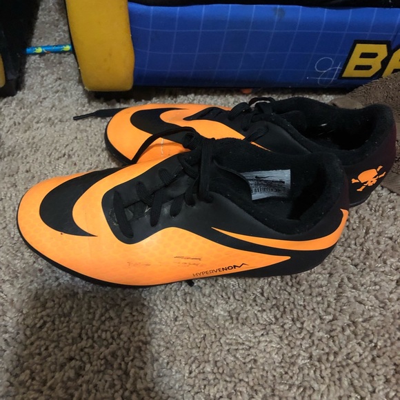 Soccer cleats - Picture 2 of 4